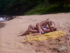 Горячая блондинка с большой грудью ебётся с мужиком на морском пляже