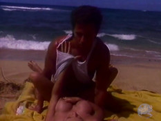 Горячая блондинка с большой грудью ебётся с мужиком на морском пляже