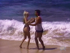 Горячая блондинка с большой грудью ебётся с мужиком на морском пляже