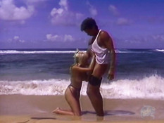 Горячая блондинка с большой грудью ебётся с мужиком на морском пляже