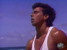 Горячая блондинка с большой грудью ебётся с мужиком на морском пляже