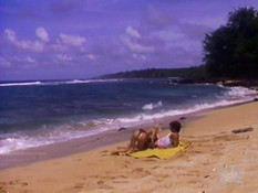 Горячая блондинка с большой грудью ебётся с мужиком на морском пляже