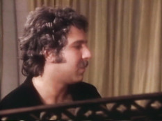 Усатый парень ебёт возбуждённую кудрявую блондинку в волосатую киску