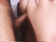 Усатый парень ебёт возбуждённую кудрявую блондинку в волосатую киску