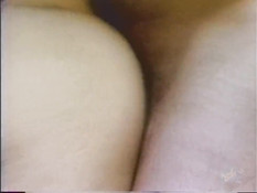 Брутальный мужик на полу отымел кудрявую блондинку и кончил на попу