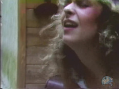 Брутальный мужик на полу отымел кудрявую блондинку и кончил на попу