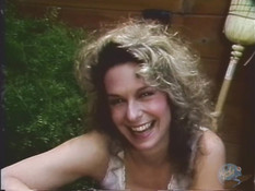 Брутальный мужик на полу отымел кудрявую блондинку и кончил на попу