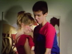 Блондинка жадно облизывала и отсасывала хуй, а затем трахалась раком