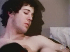 Девушка с тёмными волосами ебёт парня и выдрачивает сперму на руки