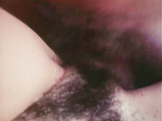 Парень отымел на кровати трёх горячих лесбиянок с волосатыми кисками