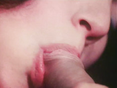 Парень отымел на кровати трёх горячих лесбиянок с волосатыми кисками