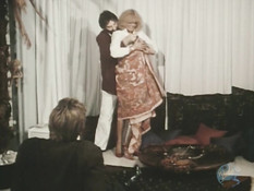 Двое возбуждённых мужчин ебут кудрявую блондинку в волосатую пизду