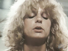 Двое возбуждённых мужчин ебут кудрявую блондинку в волосатую пизду