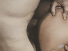 Двое возбуждённых мужчин ебут кудрявую блондинку в волосатую пизду