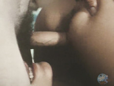 Двое возбуждённых мужчин ебут кудрявую блондинку в волосатую пизду