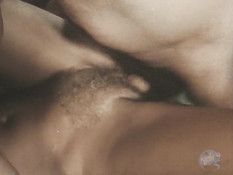 Двое возбуждённых мужчин ебут кудрявую блондинку в волосатую пизду