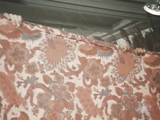 Двое возбуждённых мужчин ебут кудрявую блондинку в волосатую пизду