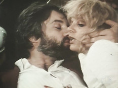 Двое возбуждённых мужчин ебут кудрявую блондинку в волосатую пизду