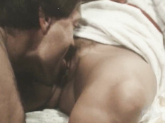 Двое возбуждённых мужчин ебут кудрявую блондинку в волосатую пизду