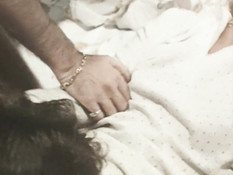 Двое возбуждённых мужчин ебут кудрявую блондинку в волосатую пизду