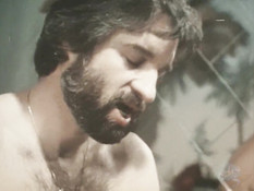 Двое возбуждённых мужчин ебут кудрявую блондинку в волосатую пизду