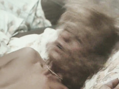 Двое возбуждённых мужчин ебут кудрявую блондинку в волосатую пизду