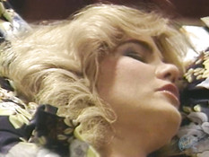 Любовницы лизали и трахали друг дружку фаллосами в волосатую киску