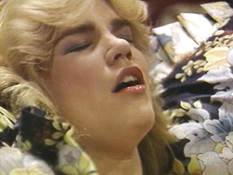 Любовницы лизали и трахали друг дружку фаллосами в волосатую киску