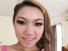 Красивая тайская девка с голубыми глазами ебётся с приезжим мужиком