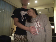 Парень отымел в своём номере азиатскую девушку и залил киску спермой