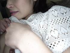 Мужчина привёл домой худую азиатскую девку и оттрахал её на кровати