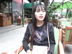 Отымел в номере азиатку с маленькой грудью и заполнил спермой киску