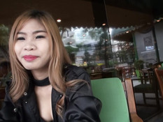 Он привёл в номер молодую тайскую шлюху и отымел в киску на кровати