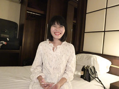 Турист привёл в номер худую тайскую девушку и дал отсосать свой член