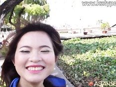 Мужик снял молодую азиатскую шлюшку и оттрахал в гостиничном номере