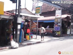 Сделал куни голубоглазой тайской девушке и отымел в киску на кровати