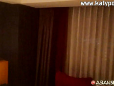 Мужик привёл в номер молодую тайскую шлюху и оттрахал её на кровати