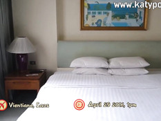 Отодрал на кровати азиатскую шатенку и кончил в подстриженную киску