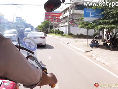 Отодрал на кровати азиатскую шатенку и кончил в подстриженную киску