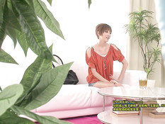 Симпатичная молодая японка с интимной стрижкой ебётся с приятелем