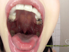 Ненасытная японская брюнетка высосала сперму у всех знакомых парней