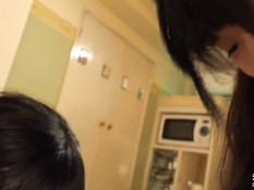 Две ласковые японские студентки трахаются с мужчиной на кровати