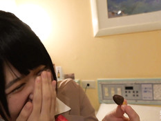 Две ласковые японские студентки трахаются с мужчиной на кровати