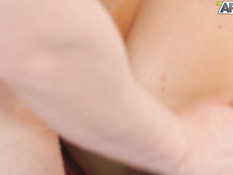 Красивую русскую девушку отпердолили в бритую пизду и рабочий анус