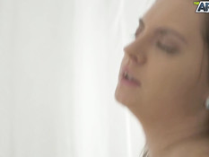 Сняла своё прозрачное платье и уселась на возбуждённый член парня