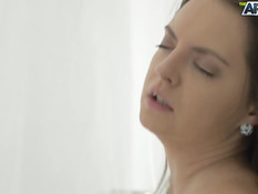 Сняла своё прозрачное платье и уселась на возбуждённый член парня