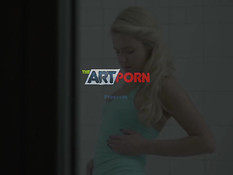 Возбуждённая блондиночка в душе мастурбирует струёй горячей воды