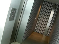 Роскошная сисястая шатенка сосёт член и ебётся с мужиком на кровати