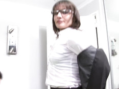 Двое парней сделали двойное проникновение худой французской шатенке