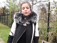 Стройная молодая француженка трахается с тремя парнями на кастинге